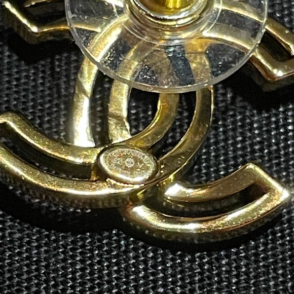 ⭐️SOLD⭐️Chanel 20K Stud Earrings - Picture 5 of 5